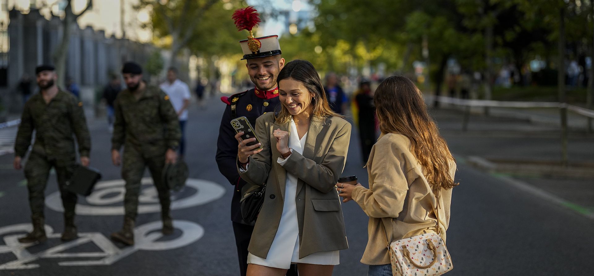 Una mujer se toma una selfie con un miembro de la Guardia Real antes de un desfile militar en la fiesta nacional conocida como "Día de la Hispanidad" en Madrid, España, el miércoles 12 de octubre de 2022.