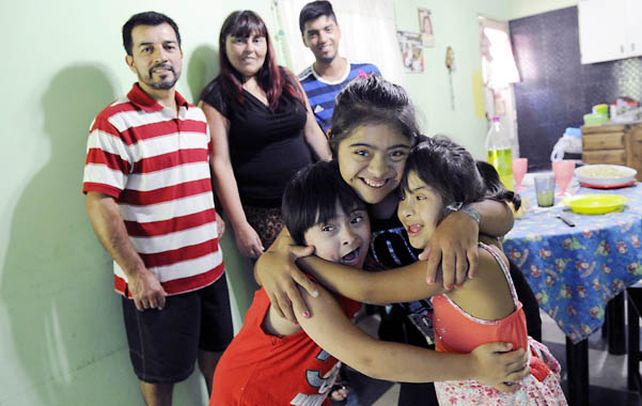 Los espinoza. Alicia (en el centro) insume su tiempo de cada día dedicándoles amor a sus hijos. Su marido (a la derecha) no duda en acompañarla.
