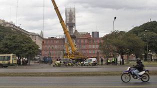 Frenan el traslado de la estatua de Colón que está detrás de la Casa Rosada