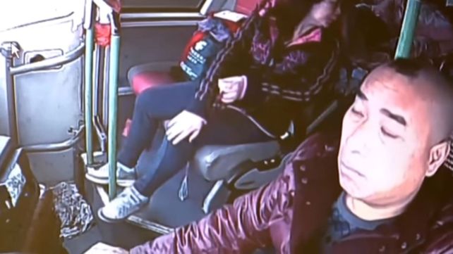 Un video muestra el momento en el que el chofer de un micro se duerme y provoca un choque