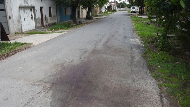 La sangre de la víctima dejó marcado el pavimento de calle Alzugaray.