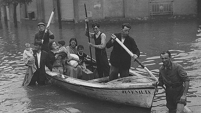 En bote. La inundación de 1940 fue una de las más duras en Empalme Graneros.