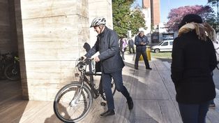 En Día Mundial Sin Auto, el intendente llegó en su bicicleta a trabajar