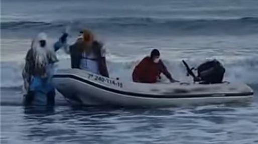 Video: los Reyes Magos llegaban saludando en una lancha, pero una ola los tiró al agua