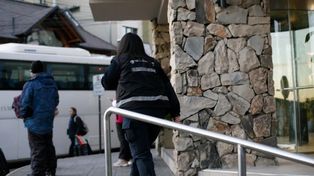 Bariloche. La policía trabaja en el hotel céntrico donde un joven rosarino cayó del sexto piso.