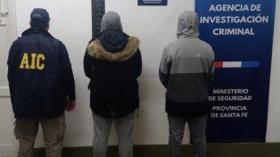 Los dos jóvenes acusados se presentaron en la AIC y les allanaron sus viviendas.