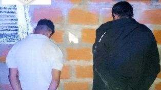 Dos hombres detenidos con una pistola ametralladora en la zona oeste