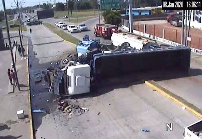 Dos camiones protagonizaron un impactante choque tras colisionar de frente en barrio Rucci