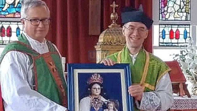 Gesto. El padre Sergio Jacob junto al sacerdote irlandés Ambrosio que agradeció la presencia de la imagen en el templo.