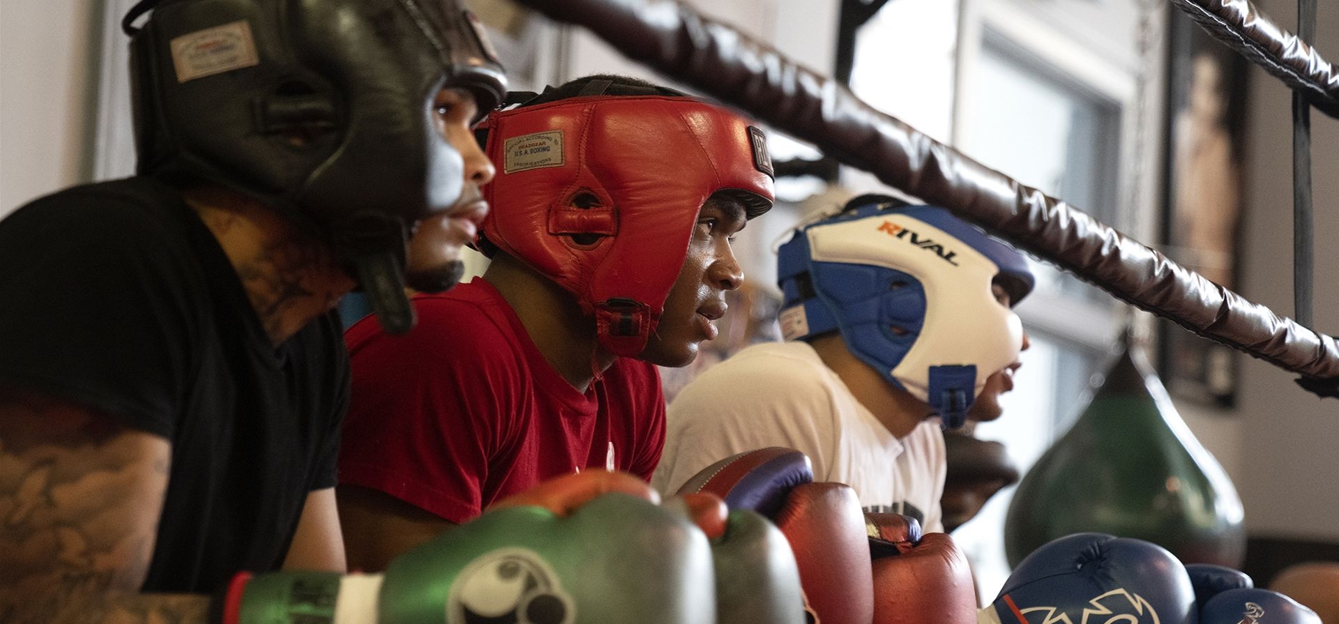 Los boxeadores ven a Theon Davis, de 21 años, entrenar con otro durante el entrenamiento para su combate de boxeo del torneo Chicago Golden Gloves de 176 libras en Garfield Park Boxing el miércoles 29 de marzo de 2023 en Chicago. (Foto AP/Erin Hooley)