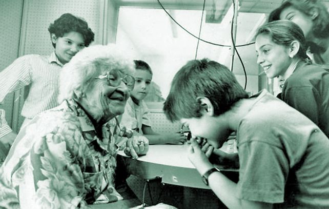 Confianza.  Rosita Ziperovich en una actitud que la distinguió como gran educadora: compartiendo un encuentro y escuchando a los chicos.