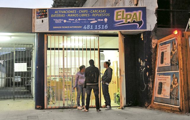 Aparatos. El negocio de Maipú al 1700 requisado ayer a la tarde por los pesquisas de la División Judiciales.