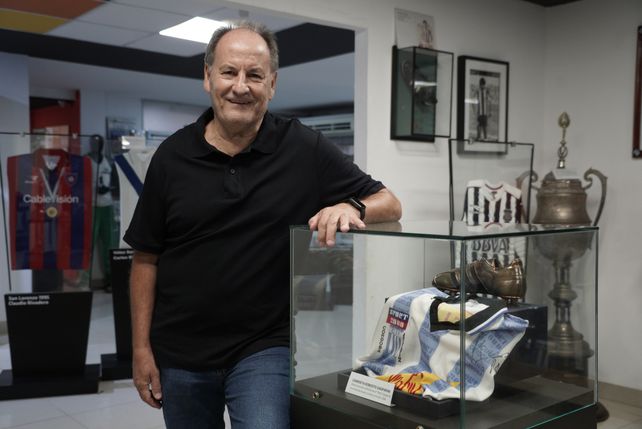 Jugó en Central donde fue campeón en 1986/87 y es un emblema del fútbol de Córdoba