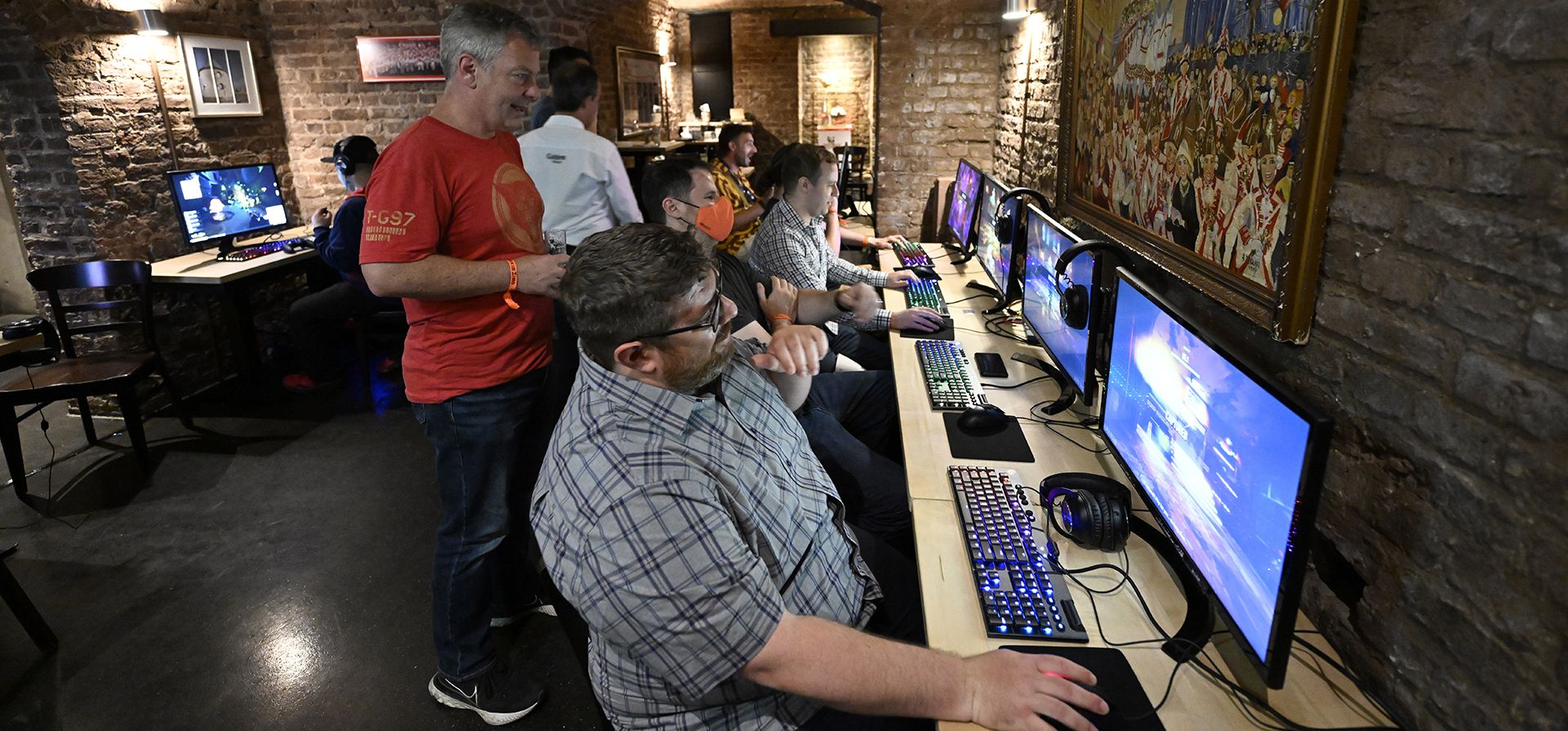El CEO de IllFonic, Charles Brungardt, se divierte jugando Ghostbusters: Spirits Unleashed con Glenn Gregory en Ghostbusters: Spirits Unleashed Happy Hour patrocinado por Intel durante la feria comercial Gamescom 2022 el miércoles 24 de agosto de 2022 en Colonia, Alemania.