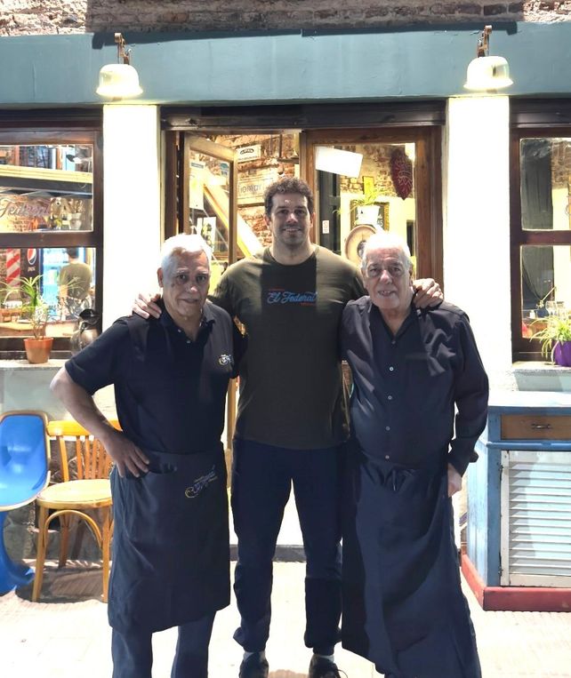 Sebastián Villarreal con su equipo en la puerta de El Federal