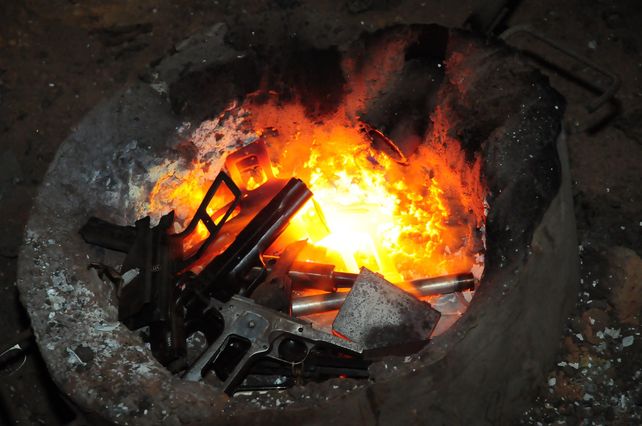 Al horno. Casi 700 armas fueron quemadas en una fundición santafesina.&nbsp;