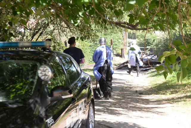 Peritos de bomberos trabajaron en la casilla en la que murió calcinado Angel Lionel Rueda