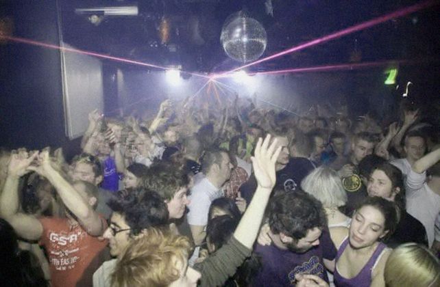 La década de los 90 estuvo llena de éxitos musicales que continúan sonando en la actualidad.