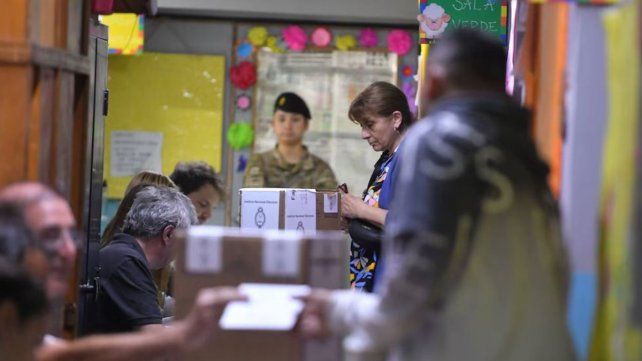 Los ciudadanos de Misiones votan para renovar la mitad de la Legislatura. La elección está marcada por el uso del voto electrónico y la controversial Ley de Lemas