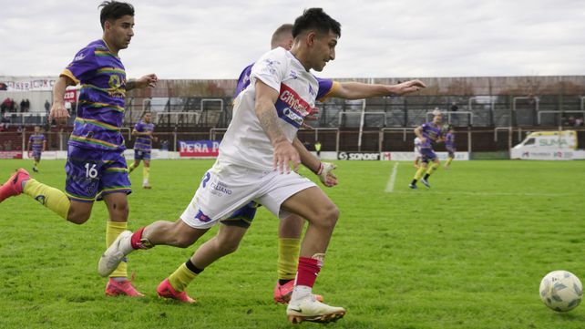 Córdoba ganó y da pelea. Pancho Duré fue uno de los autores de los goles del Matador