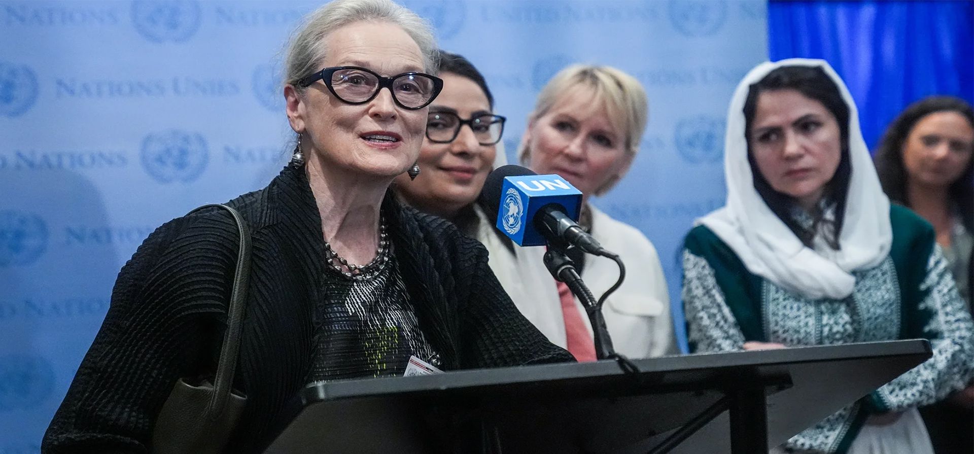La oscarizada actriz y activista Meryl Streep habla con la prensa en la sede de la ONU tras asistir a una reunión sobre la inclusión de las mujeres en Afganistán, Nueva York, Estados Unidos. Fotografía: Anadolu/Getty Images La oscarizada actriz y activista Meryl Streep habla con la prensa en la sede de la ONU tras asistir a una reunión sobre la inclusión de las mujeres en Afganistán, Nueva York, Estados Unidos. Fotografía: Anadolu/Getty Images
