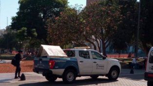A través de las redes sociales, Humor Paranaense compartió una imagen donde una camioneta de la Municipalidad de Paraná retiró casas para perros callejeros que estaban dispuestas en la Plaza 1° de Mayo. Los internautas demostraron su repudio a la medida a través de las redes sociales.