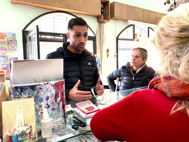 Federico Lifschitz le cuenta a una comerciante su proyecto de seguridad de los centros comerciales a cielo abierto.