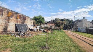 Asentamiento a pocos metros de la vía sobre terrenos ferroviarios ubicados entre Av. López y Planes y calle San Lorenzo al 3700.