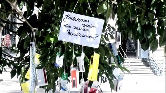 Un árbol de medicamentos: la curiosa y creativa forma de protesta de los jubilados en Santa Fe