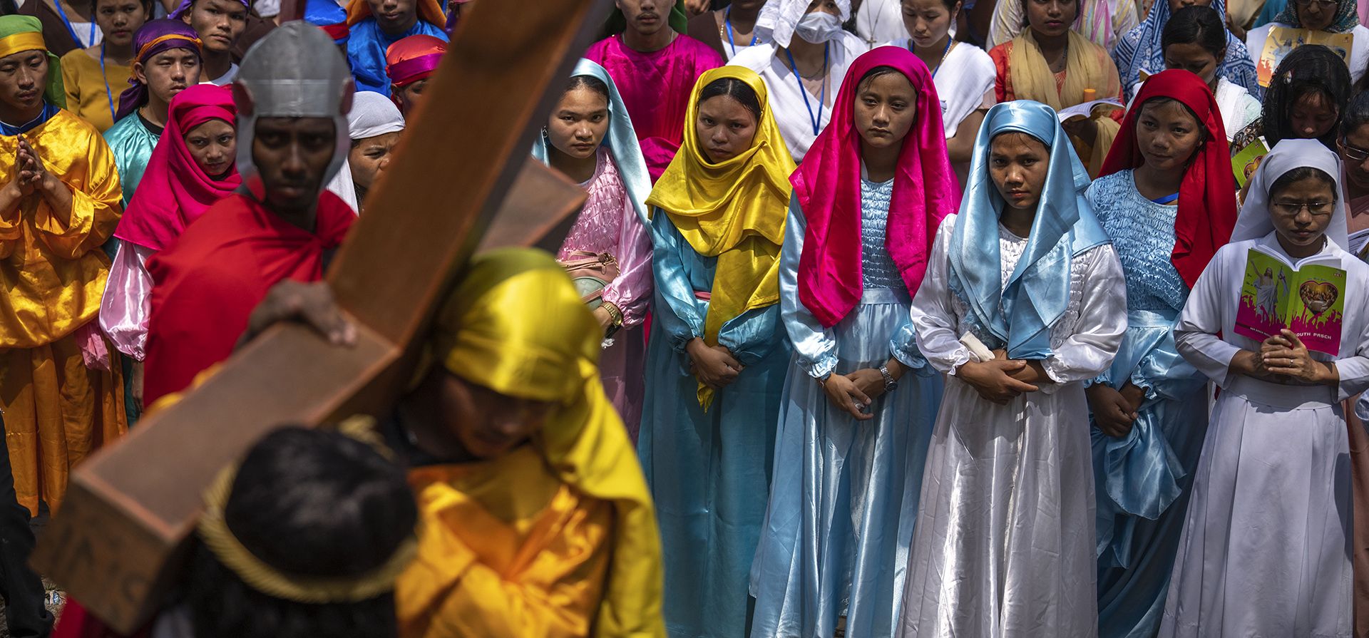 Cristianos indios recrean la crucifixión de Jesucristo para conmemorar el Viernes Santo en Guwahati, India, el viernes 7 de abril de 2023. (Foto AP/Anupam Nath)