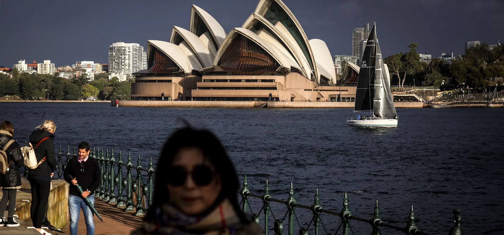 Un turista posa para una fotografía mientras un velero pasa frente a la Ópera de Sídney en un día de invierno, Sídney, Australia. Fotografía: David Gray/AFP/Getty Images Un turista posa para una fotografía mientras un velero pasa frente a la Ópera de Sídney en un día de invierno, Sídney, Australia. Fotografía: David Gray/AFP/Getty Images