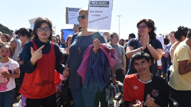 Una multitud en el Monumento reclamó que frenen los ajustes a prestadores de servicios para discapacitados