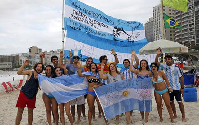 Decime qué se siente. Numerosos hinchas argentinos viajaron al Mundial y ahora algunos podrían tener sarampión.