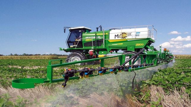 La aspersión de agroquímicos en cercanías de áreas pobladas tiene afectación directa sobre las personas y el ambiente. La ciencia propone alejar esa actividad para disminuir su impacto.