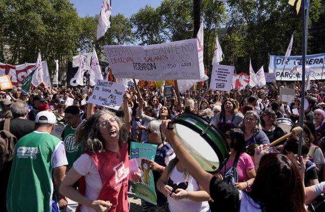 Docentes pidieron sueldos dignos y expresaron su bronca por los descuentos frente a Gobernación