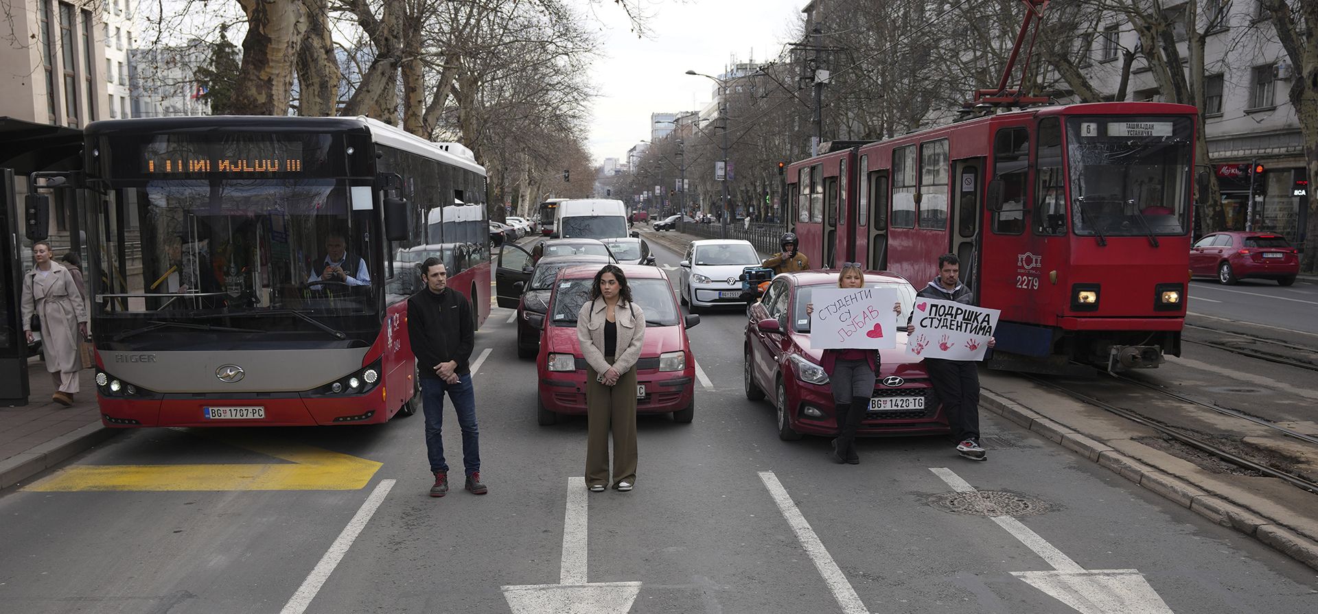 La gente detiene el tráfico y permanece en silencio durante las protestas que estallaron después de que una carpa de concreto cayera en noviembre y matara a 15 personas en Belgrado, Serbia, el miércoles 29 de enero de 2025. (Foto AP/Darko Vojinovic) La gente detiene el tráfico y permanece en silencio durante las protestas que estallaron después de que una carpa de concreto cayera en noviembre y matara a 15 personas en Belgrado, Serbia, el miércoles 29 de enero de 2025. (Foto AP/Darko Vojinovic)