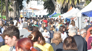 Una multitud de visitantes coparon la plaza San Martín en una nueva edición del Paseo de la Ciudad en Venado Tuerto.