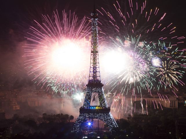 La Torre Eiffel se iluminó con fuegos artificiales en el Día de la Bastilla