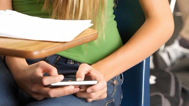 Santa Fe aprobó la primera ley del país contra la violencia digital en escuelas