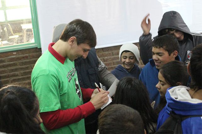 El basquetbolista Van Lacke, otrogó una ayuda solidaria a una escuela de Santa Fe