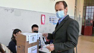El gobernador Gustavo Bordet votando en las eleccones de 2021, durante la emergencia sanitaria por coronavirus