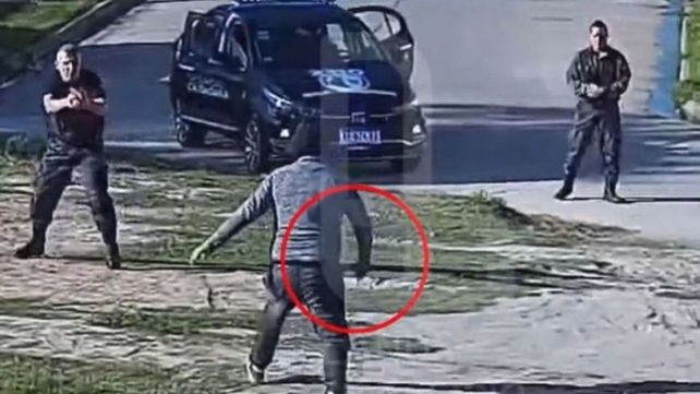 El momento en que agentes de la patrulla de Lanús utilizaron un arma no letal&nbsp;para detener a un hombre que&nbsp;amenazaba con un cuchillo a vecinos.