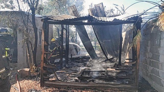 Un incendio destruyó una casilla de madera en la ciudad de Chajarí. La familia perdió todas sus pertenencias.&nbsp;