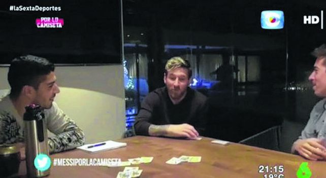 Messi y Suárez confesaron en la televisión uruguaya que orinan sentados