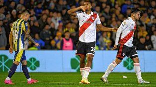 Salomón Rondón festeja el gol del empate parcial de River.
