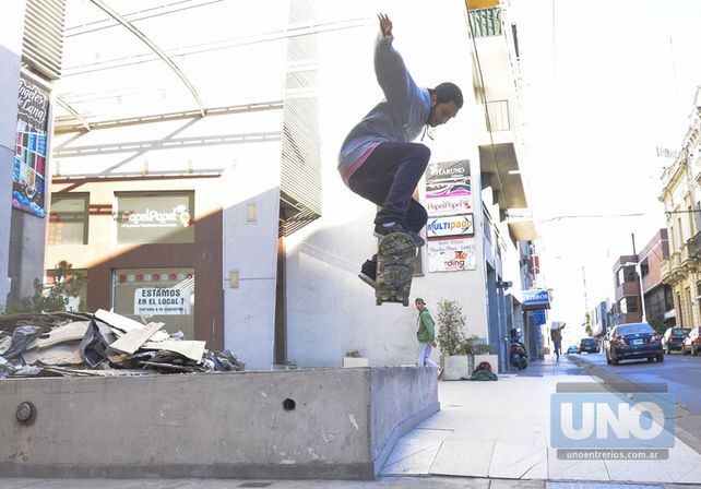 Nahuel se siente cómodo en los spot de calle Buenos Aires.