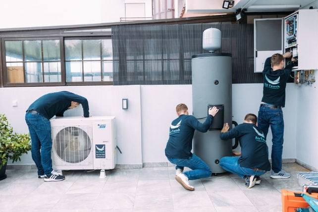 La instalación de una bomba de calor. Se están volviendo cada vez más comunes por la energía que ahorran.&nbsp;