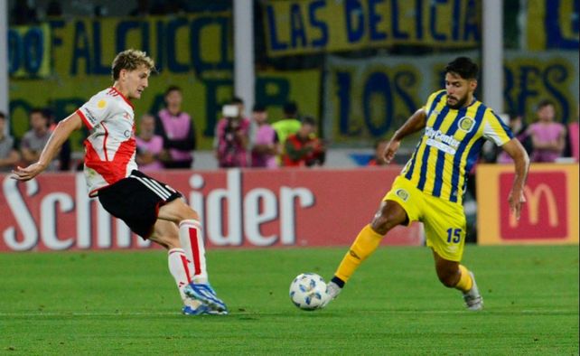 Facundo Mallo disputa el balón con Colidio, en la semi entre Central y River en Córdoba, en 2023.