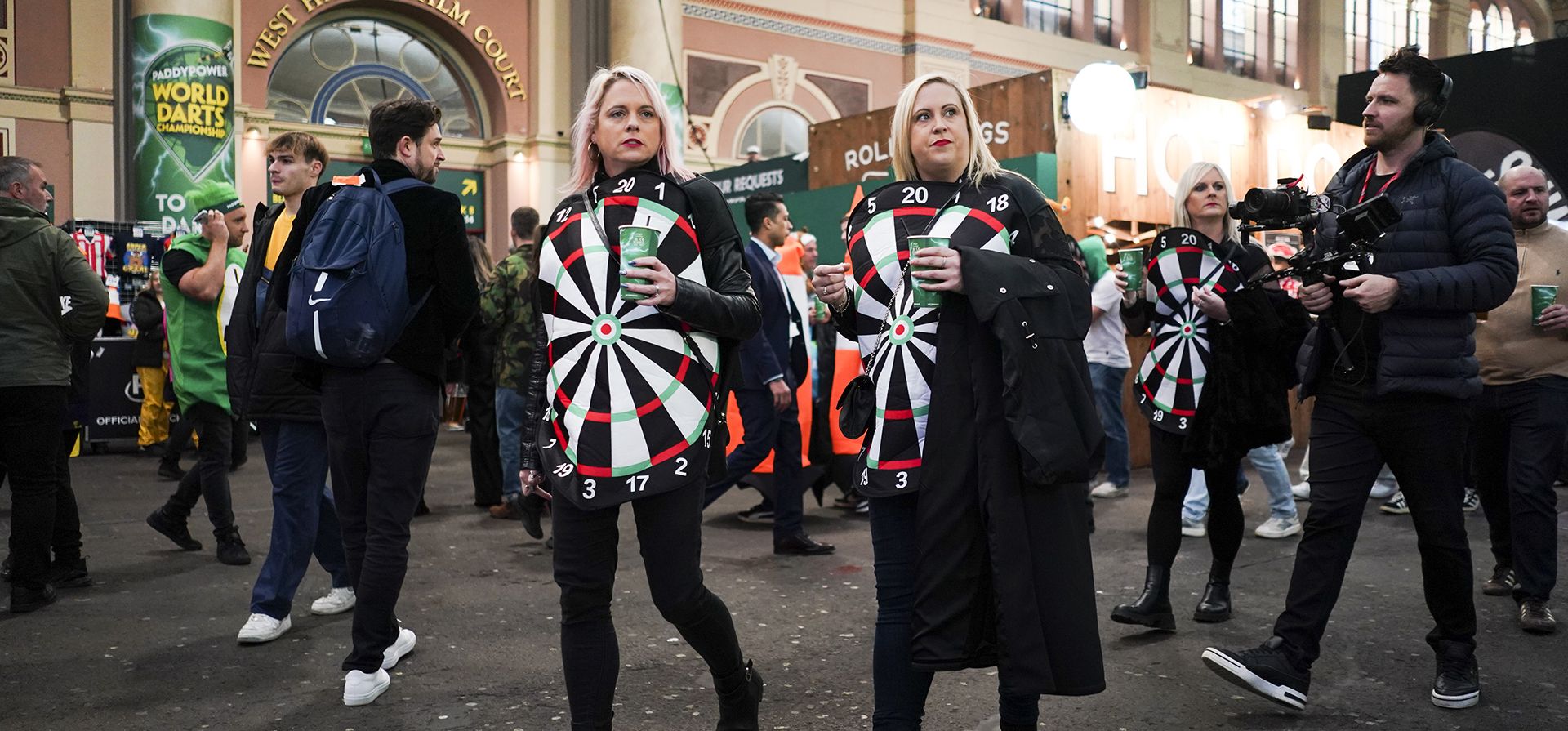 Los aficionados disfrazados llegan para el inicio del partido de la cuarta ronda entre Kevin Doets de los Países Bajos y Chris Dobey de Inglaterra en el Campeonato Mundial de Dardos en Londres, el lunes 30 de diciembre de 2024. (Foto AP/Alberto Pezzali) Los aficionados disfrazados llegan para el inicio del partido de la cuarta ronda entre Kevin Doets de los Países Bajos y Chris Dobey de Inglaterra en el Campeonato Mundial de Dardos en Londres, el lunes 30 de diciembre de 2024. (Foto AP/Alberto Pezzali)