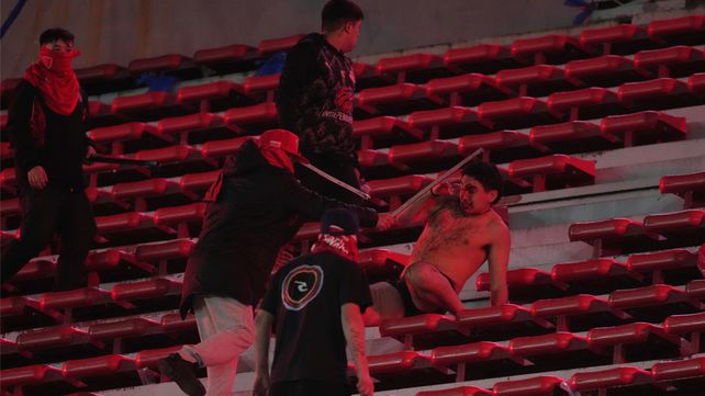 Hinchas de Independiete ingresaron a la tribuna de U de Chile y protagonizaron graves incidentes.&nbsp;